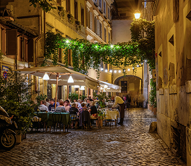 Why is spring the ideal time for rebranding of restaurants and cafés?